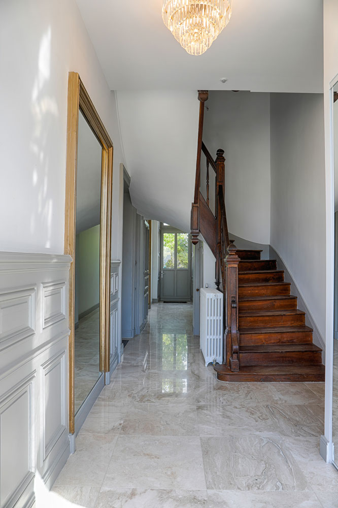 Hall d'entrée de L'Aristide, marbre italien et escalier d'origine